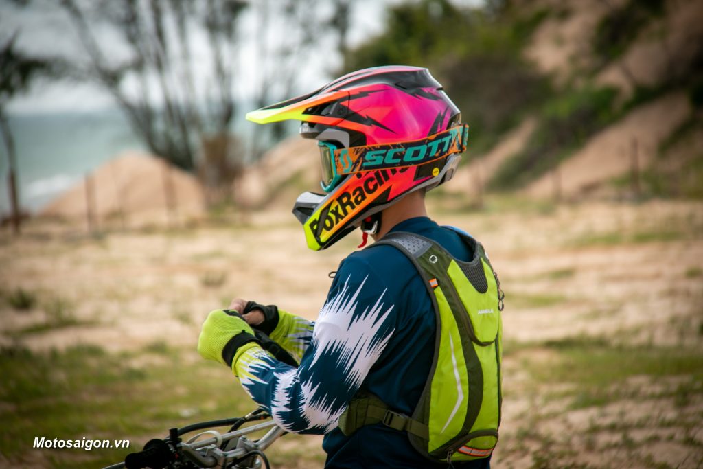 Trên đầu nón cào cào Fox Racing V1 Statk tại giải đua xe địa hình KOK ...
