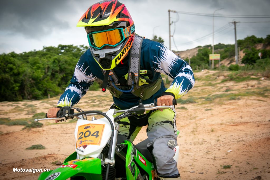 Trên đầu nón cào cào Fox Racing V1 Statk tại giải đua xe địa hình KOK ...