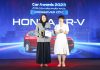 Bà Bùi Thanh Vân – Thư ký toà soạn báo VnExpress trao Giải “Ô tô của năm” hạng mục xe Crossover cỡ C cho đại diện Công ty Honda Việt Nam – Bà Đỗ Thu Hoàng – Phó TGĐ Thứ Nhất