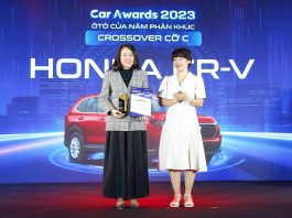 Bà Bùi Thanh Vân – Thư ký toà soạn báo VnExpress trao Giải “Ô tô của năm” hạng mục xe Crossover cỡ C cho đại diện Công ty Honda Việt Nam – Bà Đỗ Thu Hoàng – Phó TGĐ Thứ Nhất
