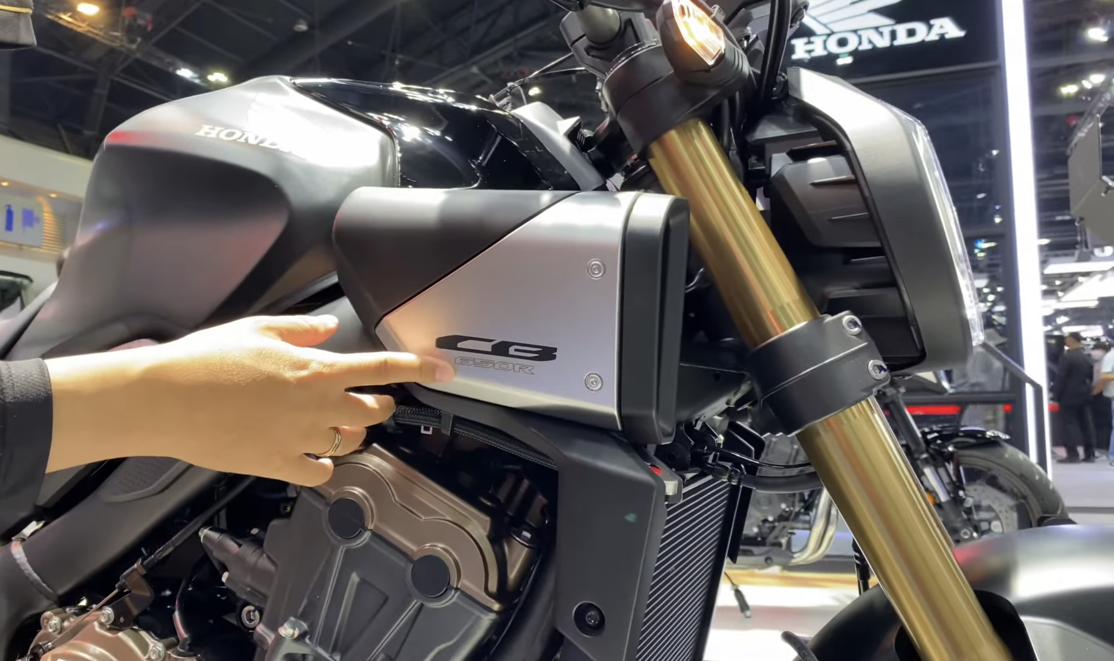 Trên yên đánh giá xe Honda CB650R 2024 có nhiều cải tiến