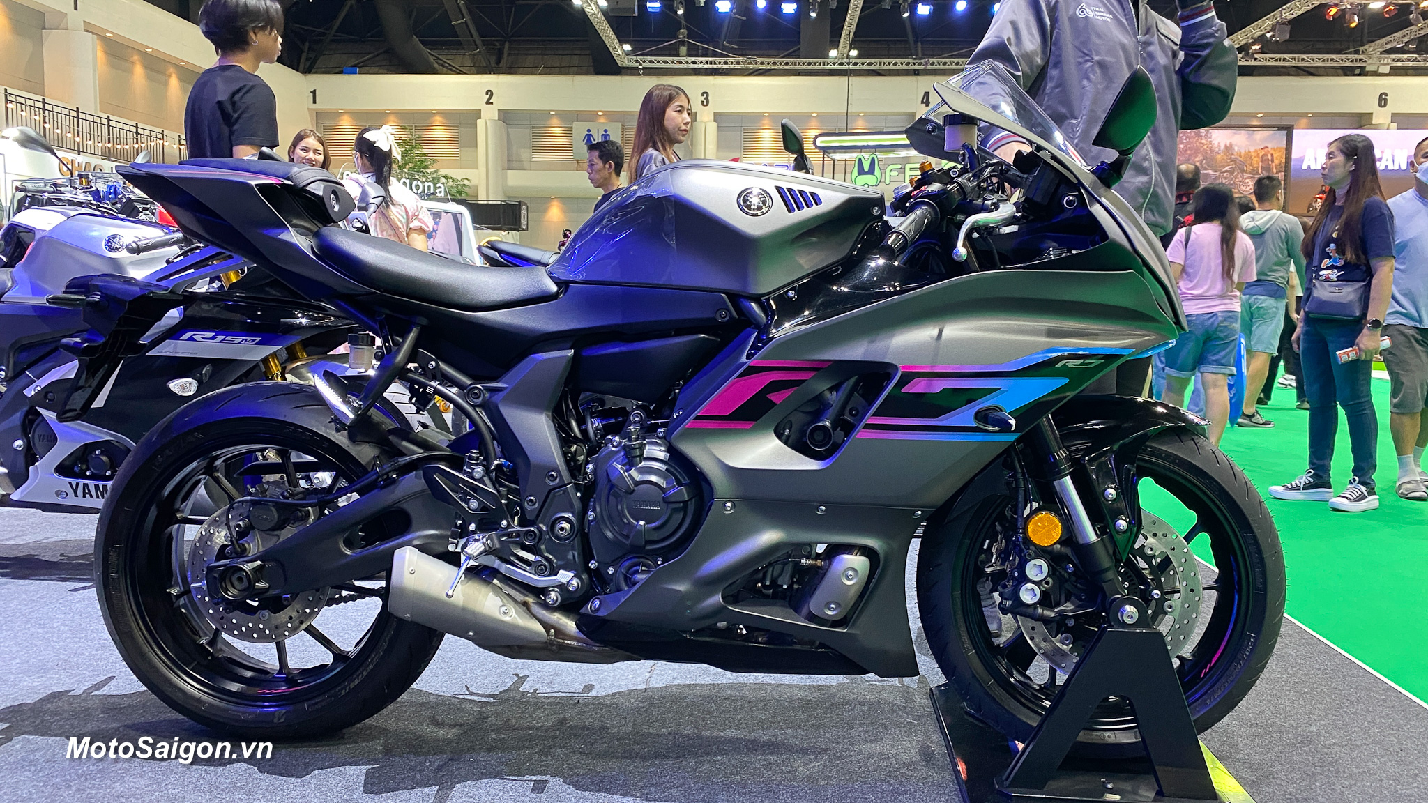 Yamaha R7 2024 màu mới xám tem hồng xanh soi thực tế tuyệt đẹp
