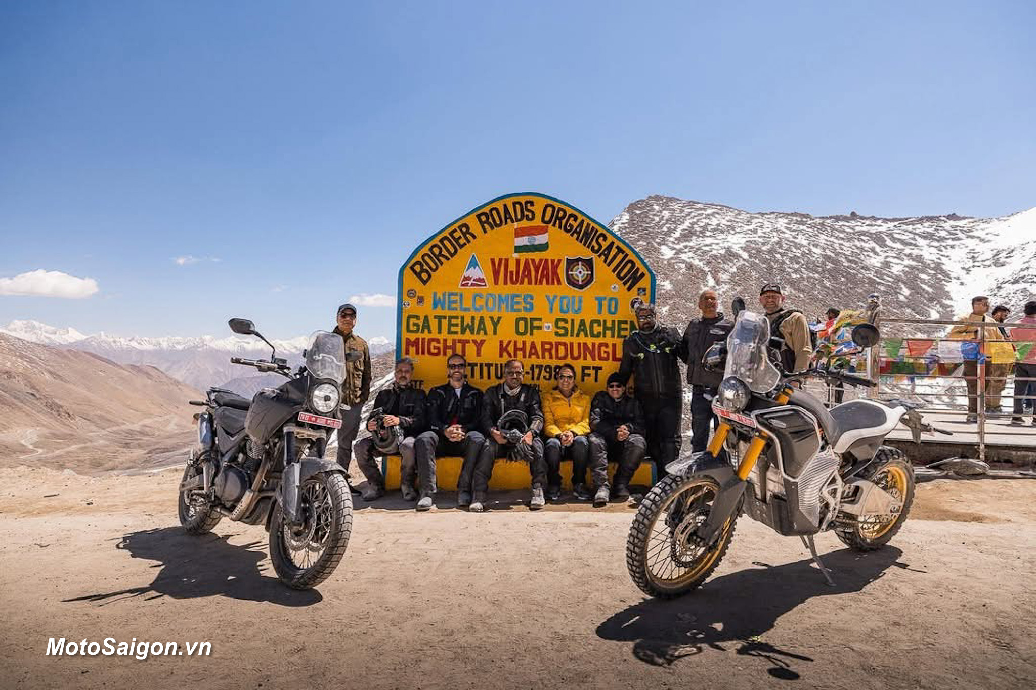Royal Enfield Himalayan 750 và xe điện HIM-E xuất hiện tại Khardung La