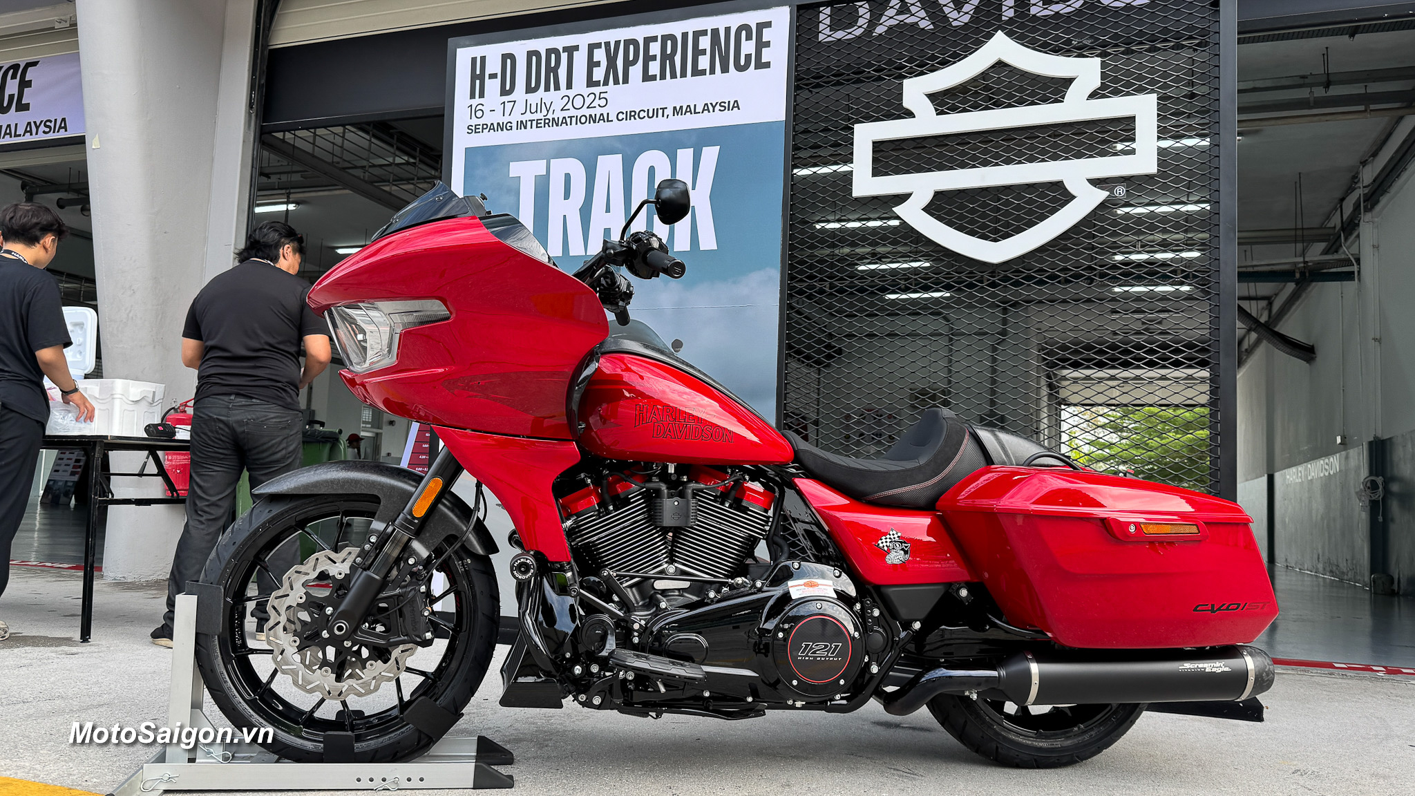 Harley-Davidson CVO Road Glide ST 2025 – Phối màu Đỏ Rally Red đậm chất thể thao