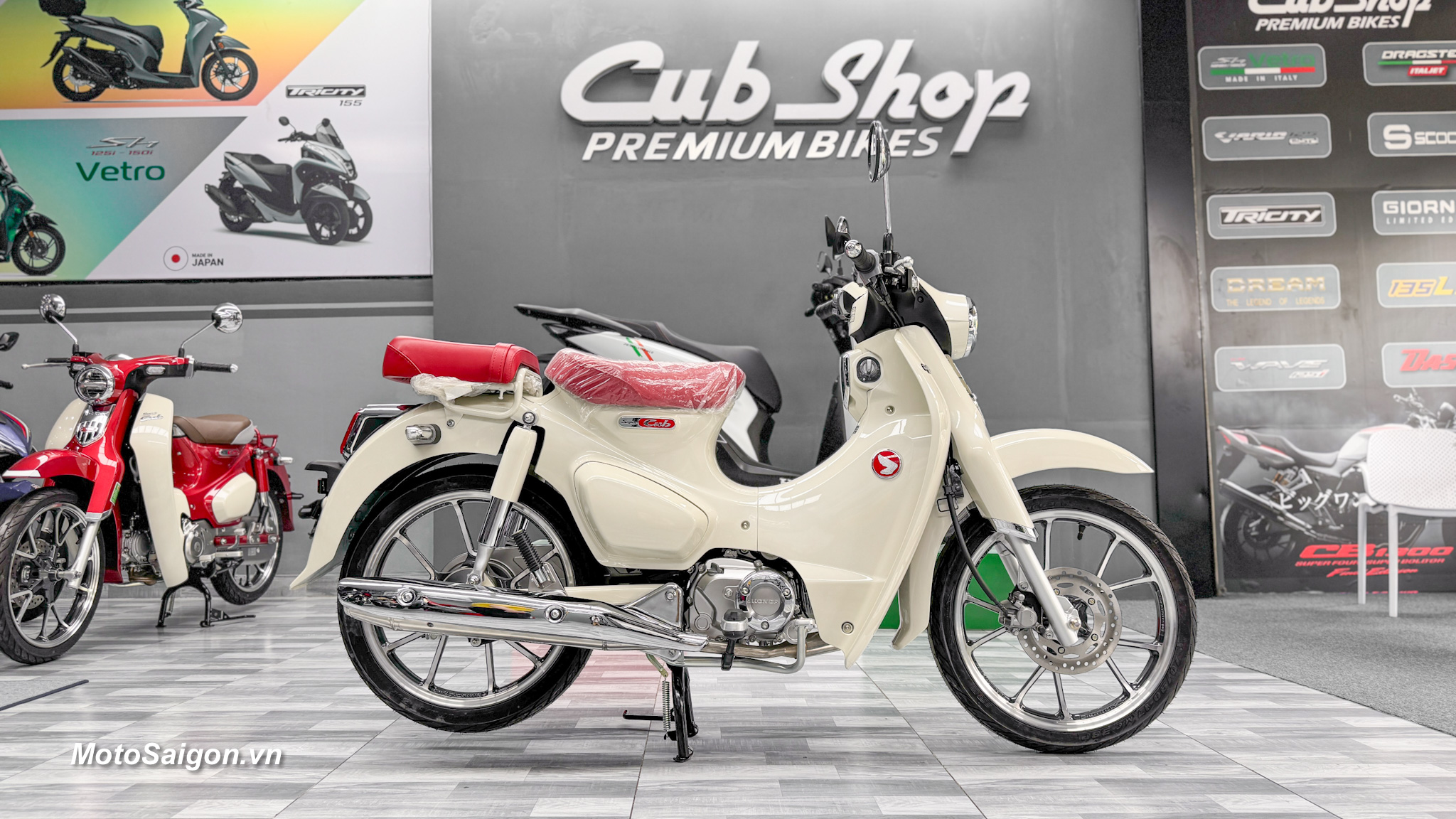 Honda Super Cub C125 Custom màu trắng yên đỏ đặc biệt đã về Việt Nam