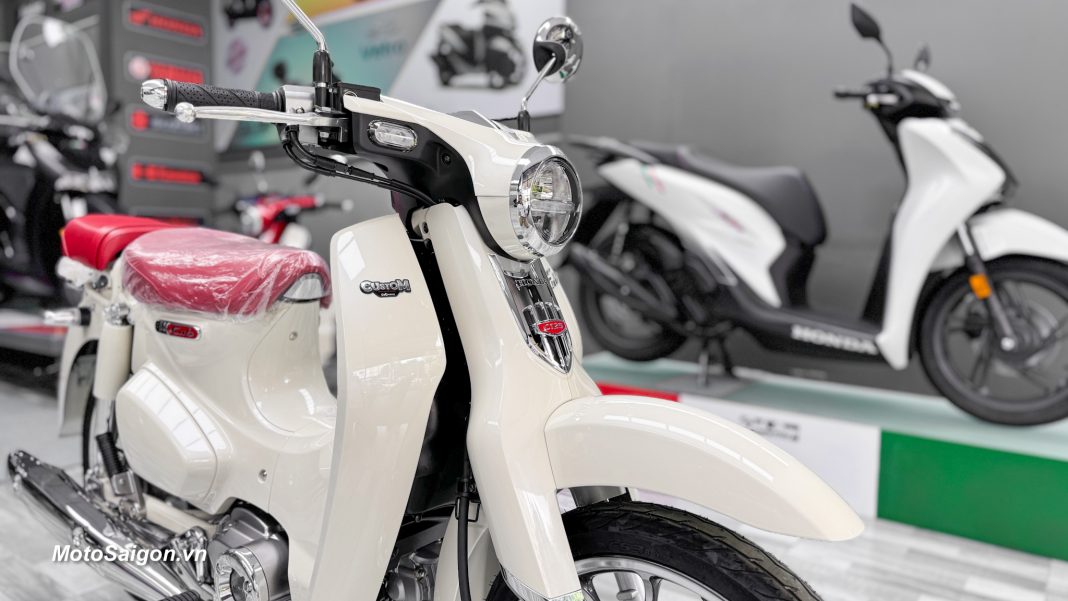 Honda Super Cub C125 Custom màu trắng yên đỏ đặc biệt đã về Việt Nam ...