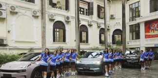 Các nữ vận động viên của CLB chụp ảnh bên các sản phẩm ô tô mà Tasco Auto đang phân phối