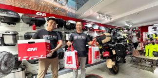 GIVI Việt Nam chính thức trở thành nhà tài trợ chính cho Sinh Nhật CLB Mô Tô Phú Quốc lần 8, diễn ra trong 3 ngày 28,29,30/11/2025 tại Đảo Ngọc Phú Quốc. Đại diện CLB Mô Tô Phú Quốc đã chính thức nhận được vật phẩm từ nhà tài trợ GIVI Việt Nam tại địa điểm Givi Point 171 Ngô Gia Tự, Phường 2, Quận 10, Thành phố Hồ Chí Minh. Theo Motosaigon cập nhật, Tất cả vật phẩm do GIVI Việt Nam tài trợ sẽ được sử dụng làm các phần quà cho các Anh Chị Em biker tham gia các trò chơi tại bãi biển gồm: Thử thách Ca nô nước Jetski, kéo co, nhảy bao bố và bốc thăm may mắn trúng thưởng tại Đêm tiệc Gala… GIVI Việt Nam là nhà tài trợ chính cho Sinh Nhật CLB Mô Tô Phú Quốc lần 8