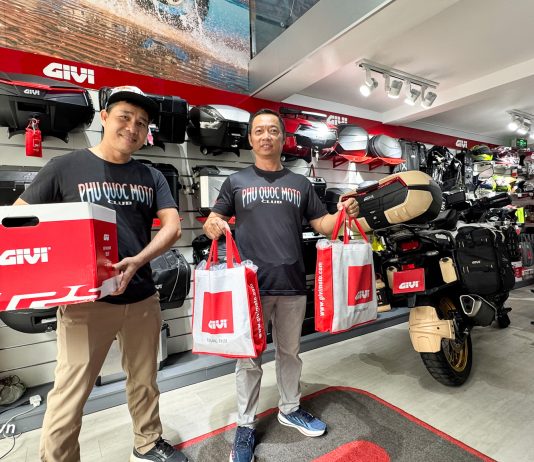 GIVI Việt Nam chính thức trở thành nhà tài trợ chính cho Sinh Nhật CLB Mô Tô Phú Quốc lần 8, diễn ra trong 3 ngày 28,29,30/11/2025 tại Đảo Ngọc Phú Quốc. Đại diện CLB Mô Tô Phú Quốc đã chính thức nhận được vật phẩm từ nhà tài trợ GIVI Việt Nam tại địa điểm Givi Point 171 Ngô Gia Tự, Phường 2, Quận 10, Thành phố Hồ Chí Minh. Theo Motosaigon cập nhật, Tất cả vật phẩm do GIVI Việt Nam tài trợ sẽ được sử dụng làm các phần quà cho các Anh Chị Em biker tham gia các trò chơi tại bãi biển gồm: Thử thách Ca nô nước Jetski, kéo co, nhảy bao bố và bốc thăm may mắn trúng thưởng tại Đêm tiệc Gala… GIVI Việt Nam là nhà tài trợ chính cho Sinh Nhật CLB Mô Tô Phú Quốc lần 8