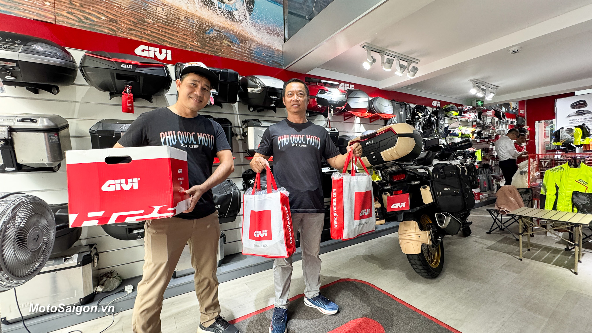 GIVI Việt Nam chính thức trở thành nhà tài trợ chính cho Sinh Nhật CLB Mô Tô Phú Quốc lần 8, diễn ra trong 3 ngày 28,29,30/11/2025 tại Đảo Ngọc Phú Quốc. Đại diện CLB Mô Tô Phú Quốc đã chính thức nhận được vật phẩm từ nhà tài trợ GIVI Việt Nam tại địa điểm Givi Point 171 Ngô Gia Tự, Phường 2, Quận 10, Thành phố Hồ Chí Minh. Theo Motosaigon cập nhật, Tất cả vật phẩm do GIVI Việt Nam tài trợ sẽ được sử dụng làm các phần quà cho các Anh Chị Em biker tham gia các trò chơi tại bãi biển gồm: Thử thách Ca nô nước Jetski, kéo co, nhảy bao bố và bốc thăm may mắn trúng thưởng tại Đêm tiệc Gala… GIVI Việt Nam là nhà tài trợ chính cho Sinh Nhật CLB Mô Tô Phú Quốc lần 8