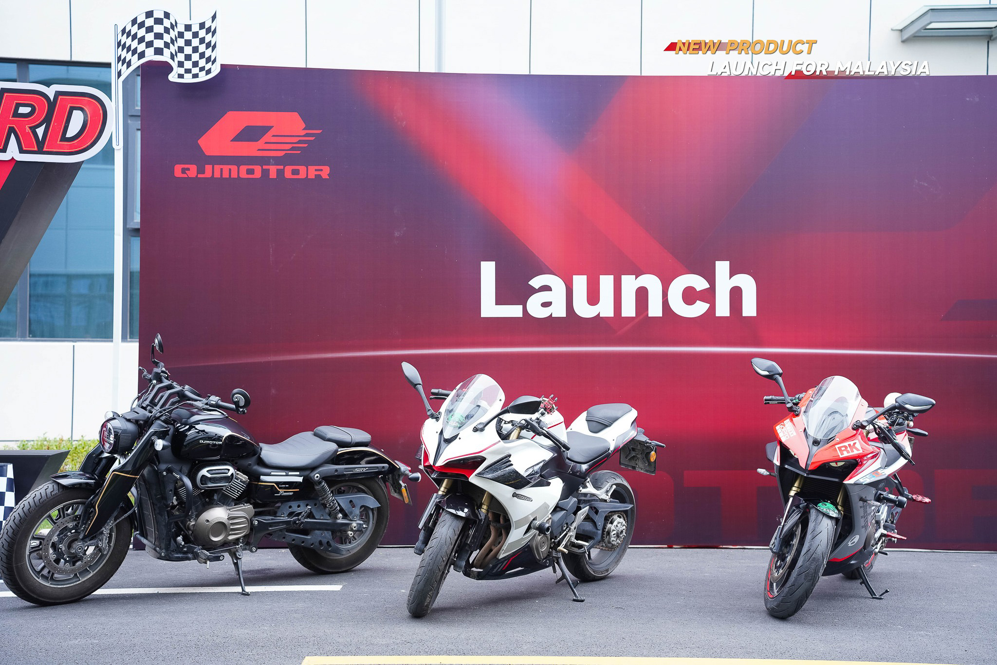 QJMotor SRK450 RR 2026 trang bị động cơ 4 xilanh nhiều đồ hàng hiệu