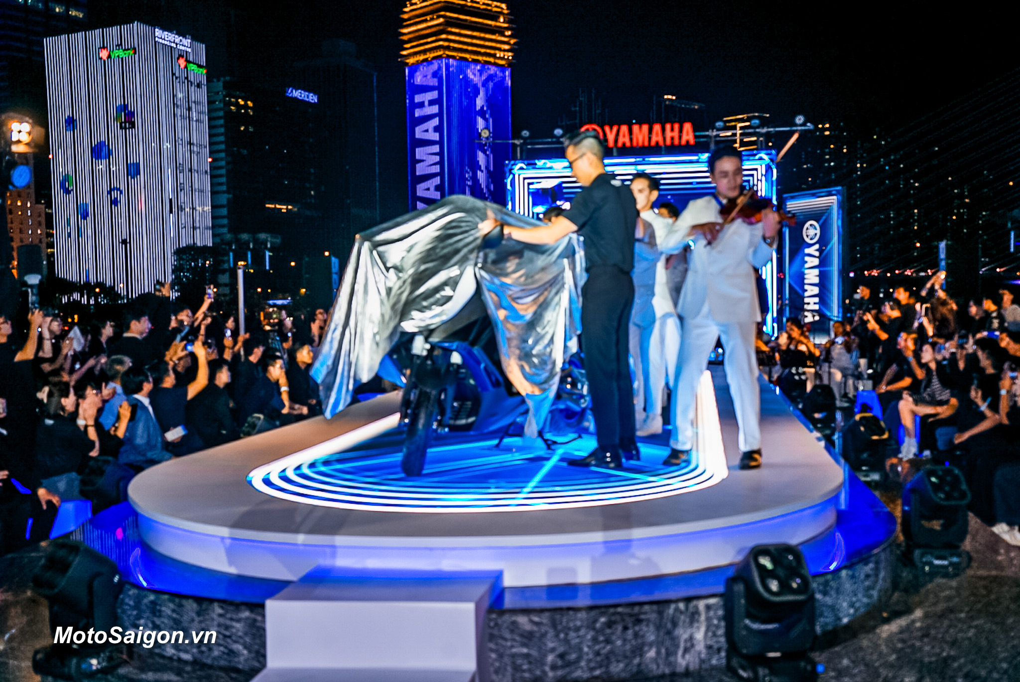 Đánh giá xe Yamaha NMAX tiêu chuẩn xanh GP giá bán 69 triệu đồng