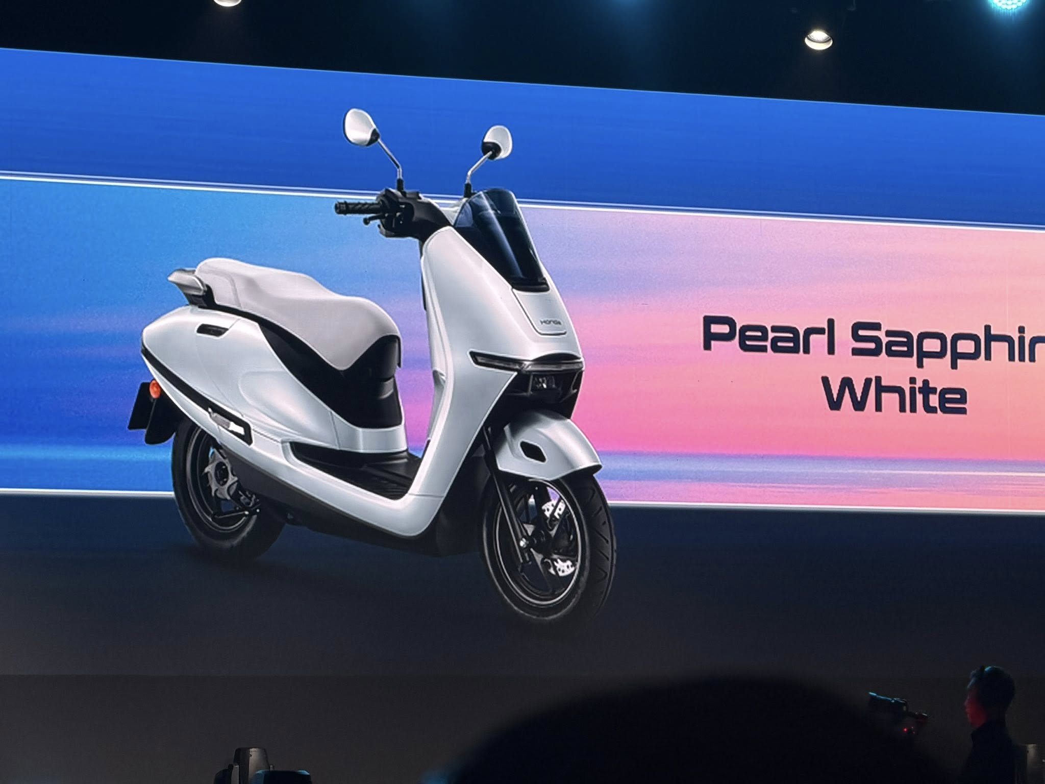 Honda bất ngờ ra mắt xe điện UC3 đi được 122km - Motosaigon