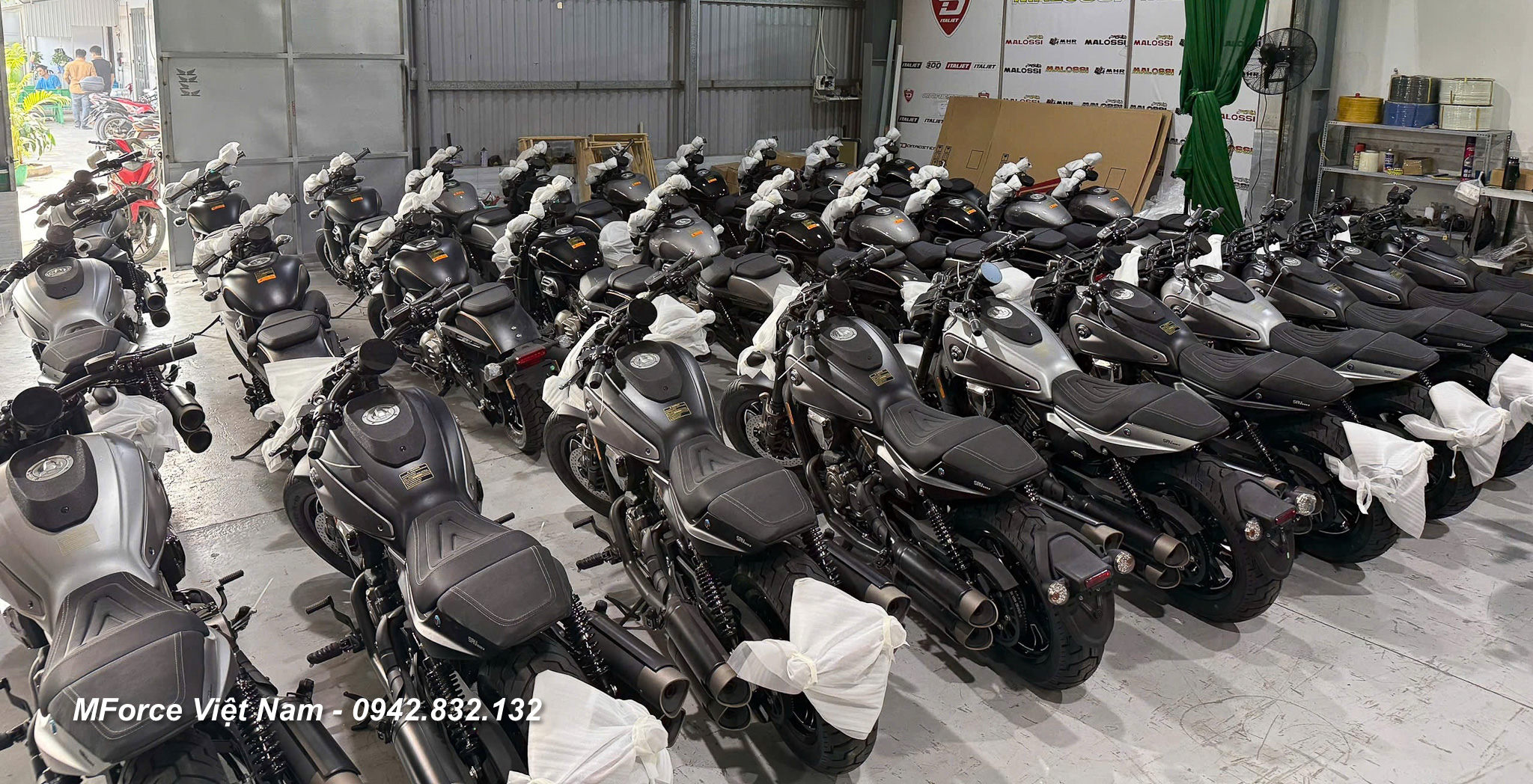 Khui thùng lô hàng QJMotor SRV400 VS cùng với SRV600 V về số lượng lớn