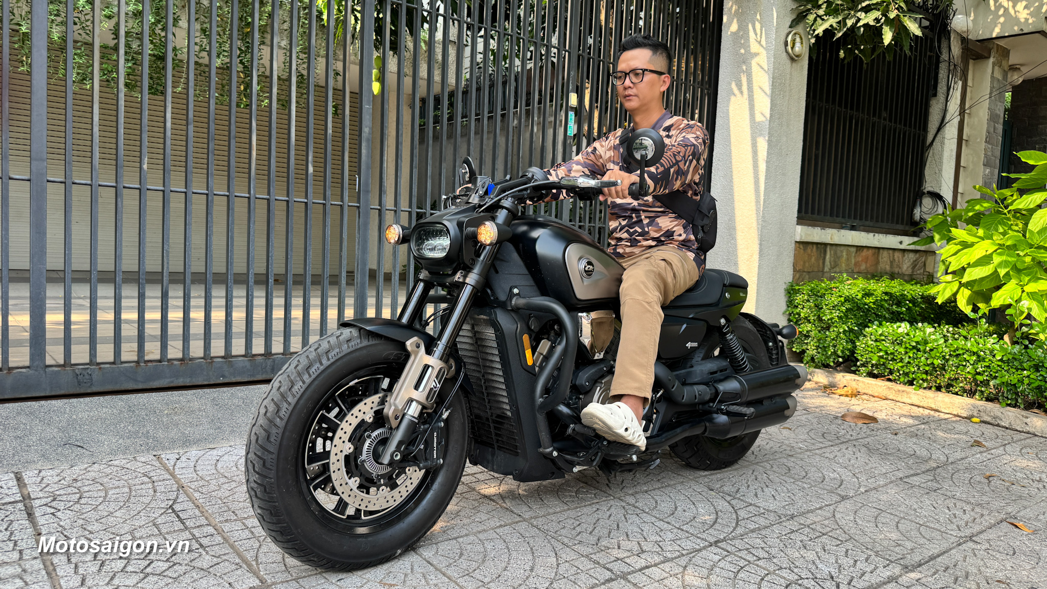 qjmotor-srv600-v4-gia-ban-2026-review-motosaigon-02.jpg