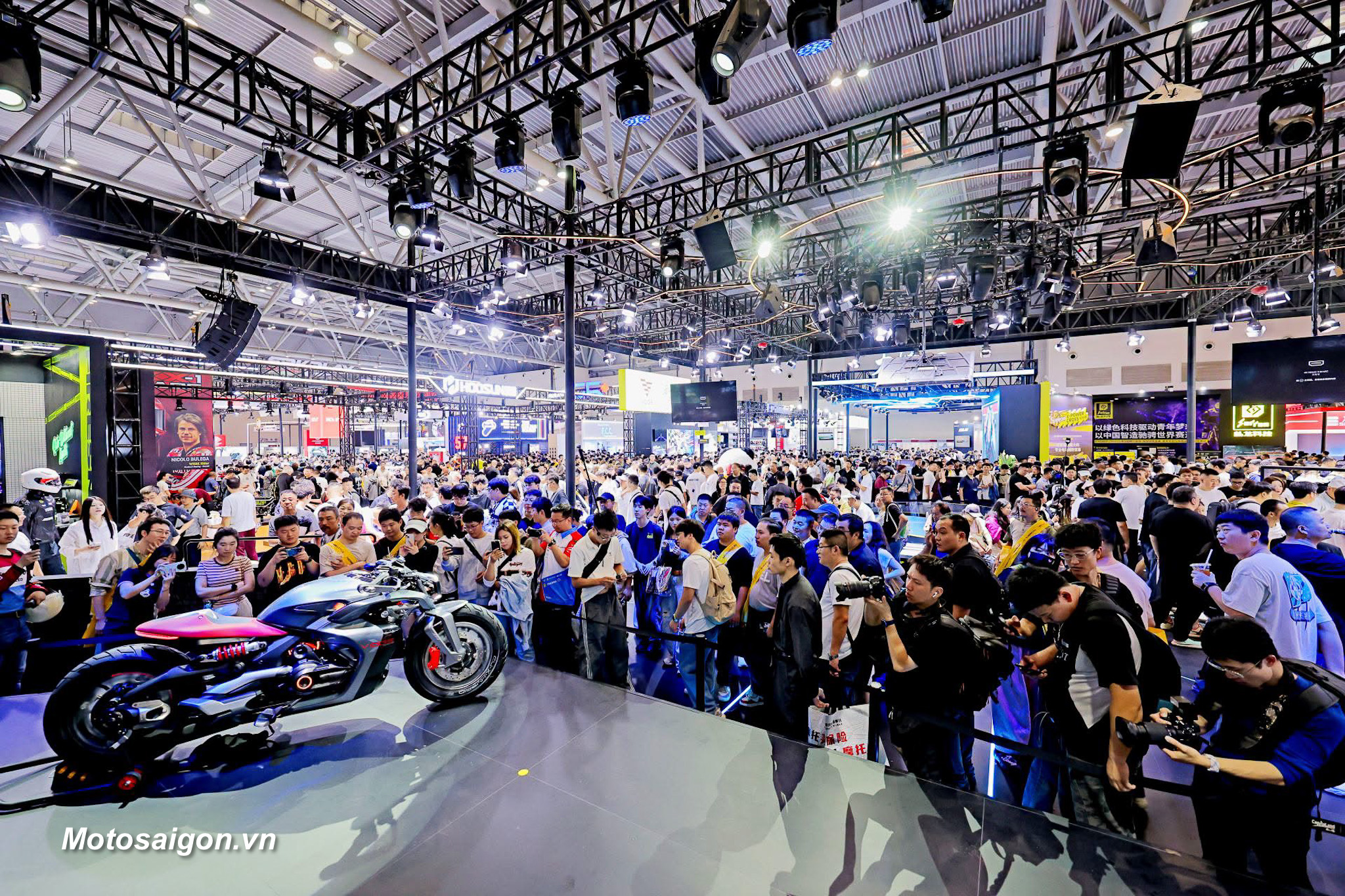VOGE CU-X Hybrid Concept trang bị 2 mô tơ điện mạnh ngang 1000cc